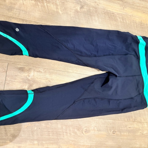 lululemon athletica navy and Mint cropped Leggings - Picture 3 of 4